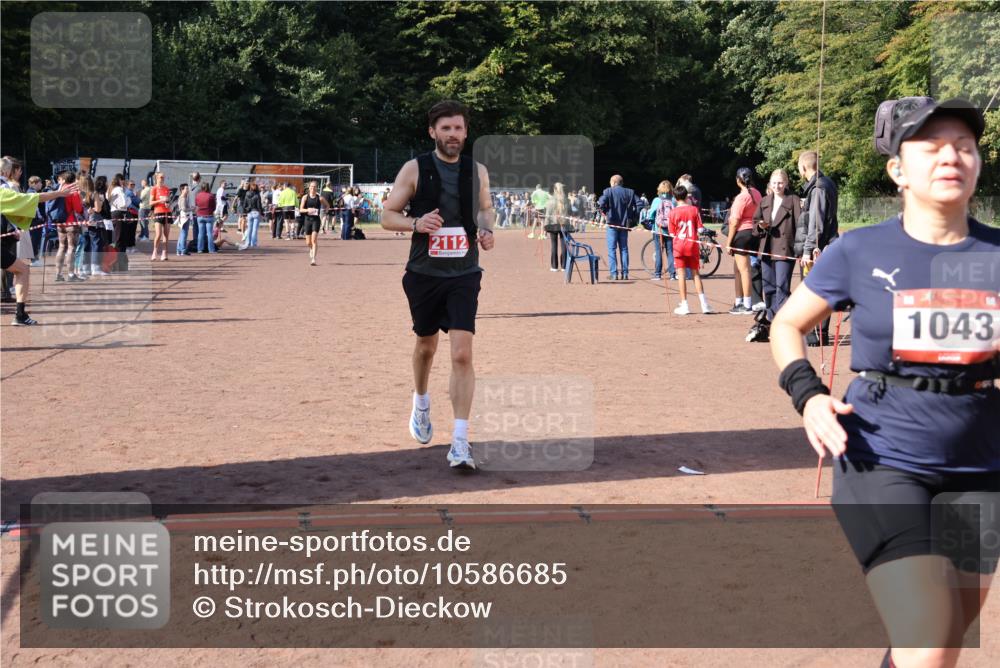 27.09.2026 - 35. Volkslauf durch das schöne Alstertal Strokosch-Dieckow http://msf.ph/oto/10586685 27.09.2026 12:07:59 Ziel 1043, 2112, 2114, 2443, 3969 meine-sportfotos.de