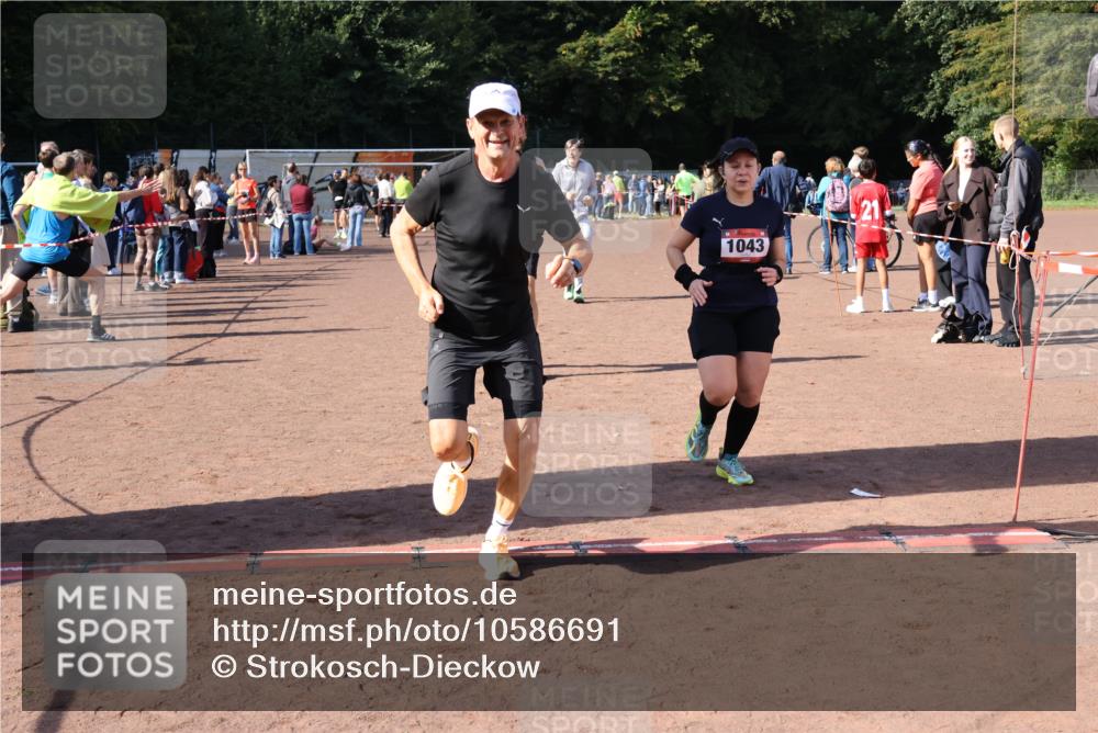27.09.2026 - 35. Volkslauf durch das schöne Alstertal Strokosch-Dieckow http://msf.ph/oto/10586691 27.09.2026 12:07:57 Ziel 1043, 2112, 2443, 3969 meine-sportfotos.de