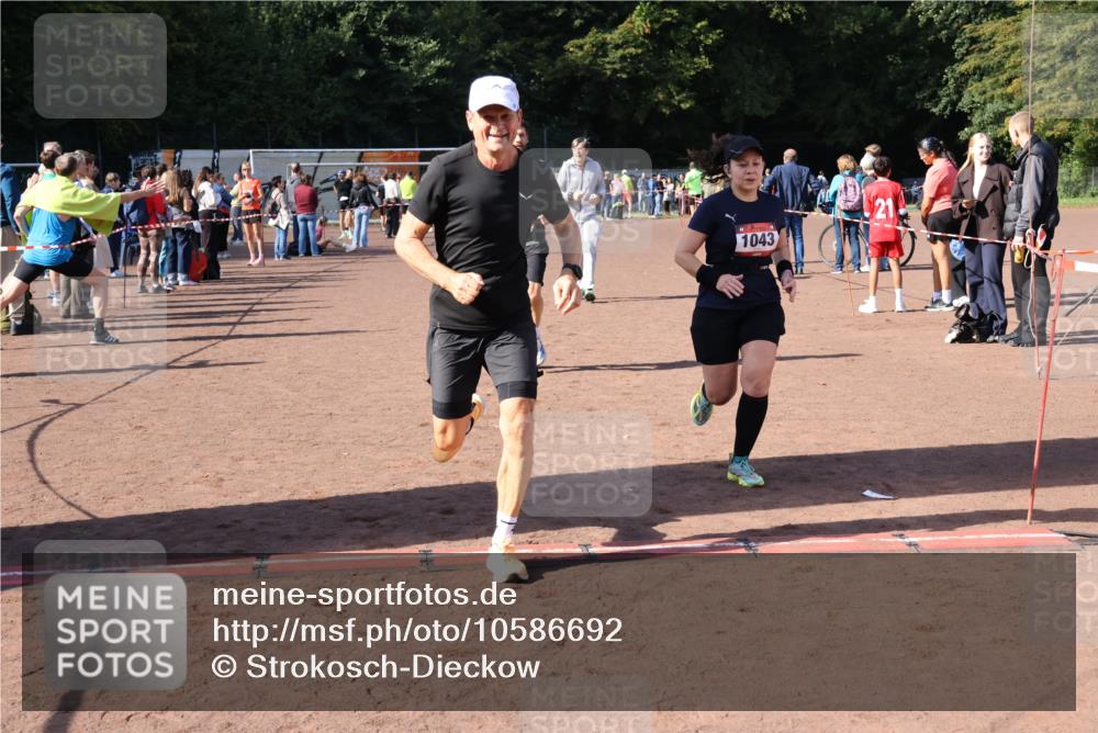 27.09.2026 - 35. Volkslauf durch das schöne Alstertal Strokosch-Dieckow http://msf.ph/oto/10586692 27.09.2026 12:07:57 Ziel 1043, 2112, 2443, 3969 meine-sportfotos.de