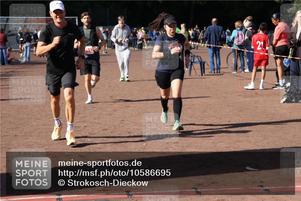 27.09.2026 - 35. Volkslauf durch das schöne Alstertal Strokosch-Dieckow http://msf.ph/oto/10586695 27.09.2026 12:07:57 Ziel 1043, 2112, 2443, 3969 meine-sportfotos.de