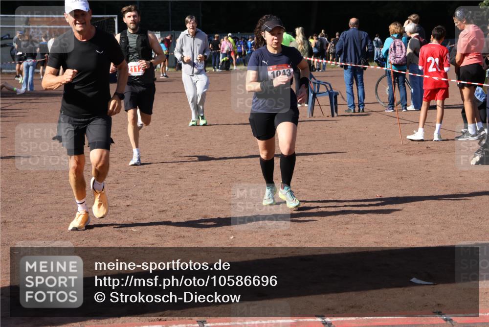 27.09.2026 - 35. Volkslauf durch das schöne Alstertal Strokosch-Dieckow http://msf.ph/oto/10586696 27.09.2026 12:07:57 Ziel 1043, 2112, 2443, 3969 meine-sportfotos.de
