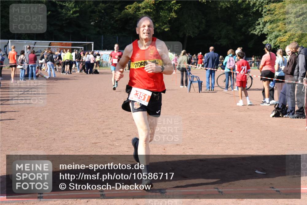 27.09.2026 - 35. Volkslauf durch das schöne Alstertal Strokosch-Dieckow http://msf.ph/oto/10586717 27.09.2026 12:07:34 Ziel 1042, 2351, 2445 meine-sportfotos.de