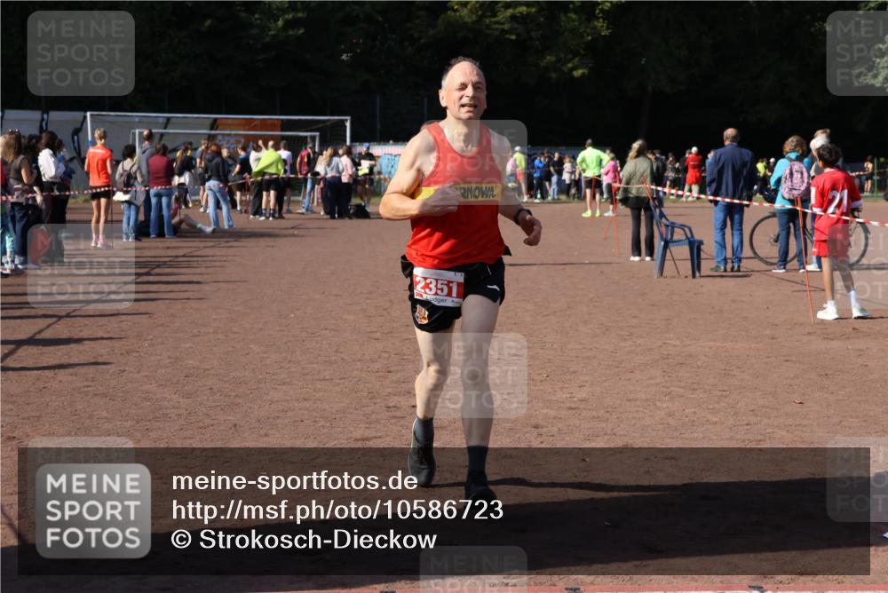 27.09.2026 - 35. Volkslauf durch das schöne Alstertal Strokosch-Dieckow http://msf.ph/oto/10586723 27.09.2026 12:07:34 Ziel 1042, 2351, 2445 meine-sportfotos.de