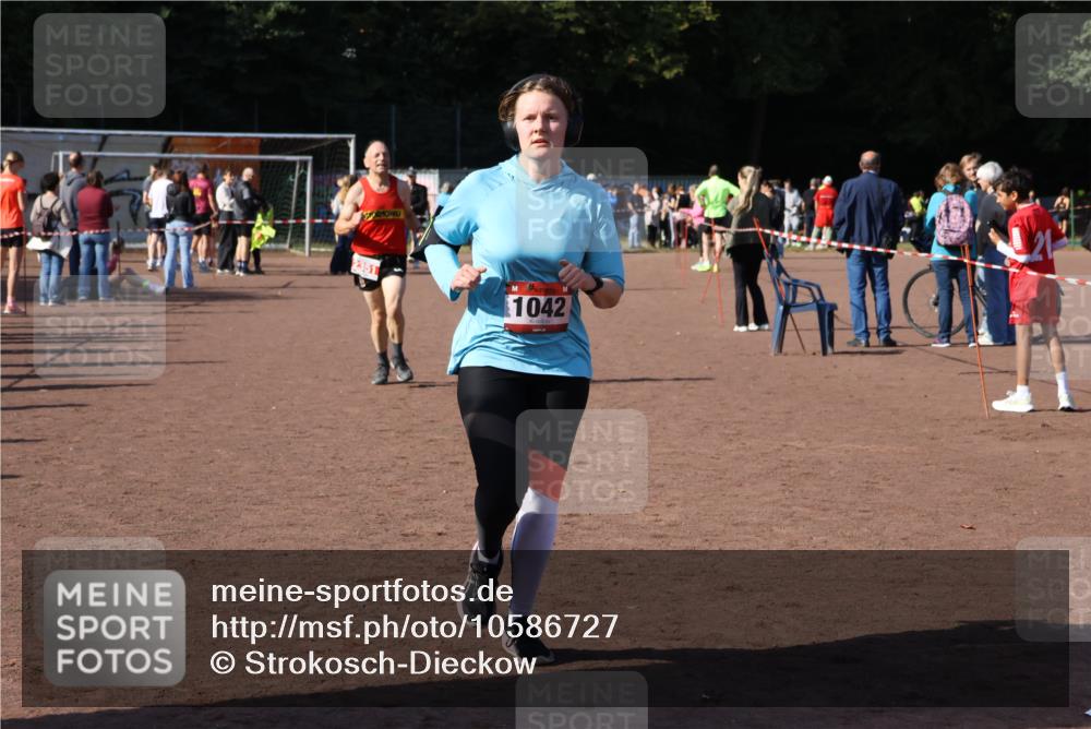 27.09.2026 - 35. Volkslauf durch das schöne Alstertal Strokosch-Dieckow http://msf.ph/oto/10586727 27.09.2026 12:07:30 Ziel 1042, 2351 meine-sportfotos.de