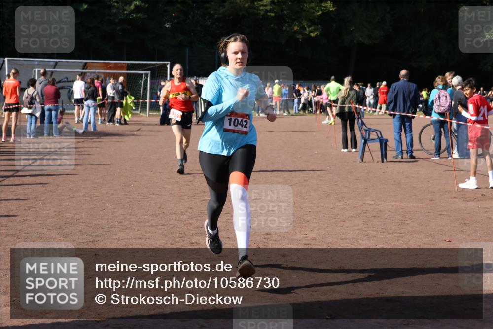 27.09.2026 - 35. Volkslauf durch das schöne Alstertal Strokosch-Dieckow http://msf.ph/oto/10586730 27.09.2026 12:07:30 Ziel 1042, 2351 meine-sportfotos.de