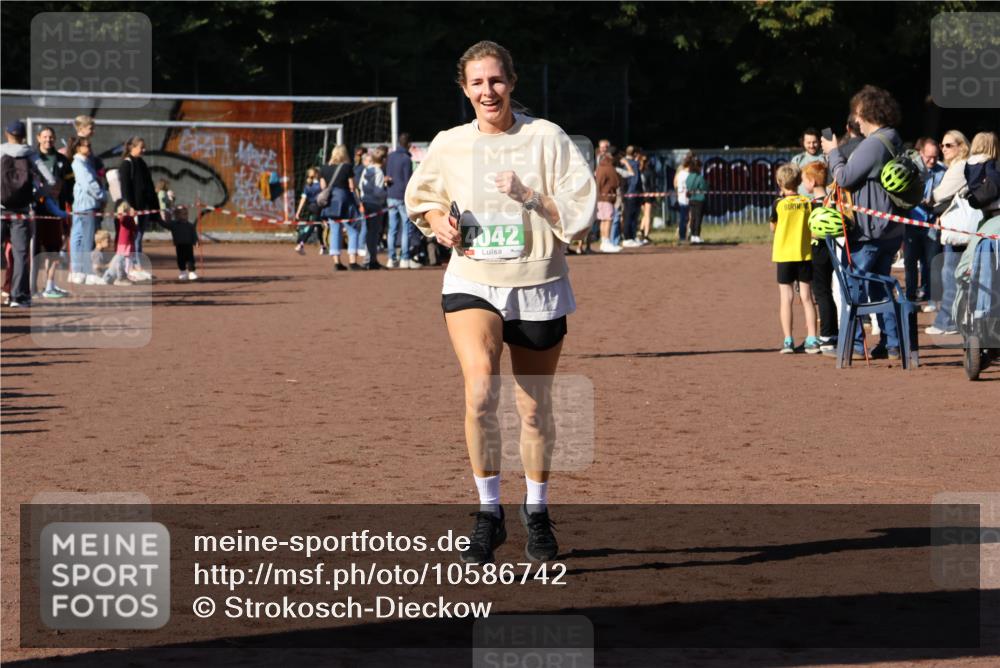27.09.2026 - 35. Volkslauf durch das schöne Alstertal Strokosch-Dieckow http://msf.ph/oto/10586742 27.09.2026 11:00:58 Ziel 4040, 4042, 4115 meine-sportfotos.de