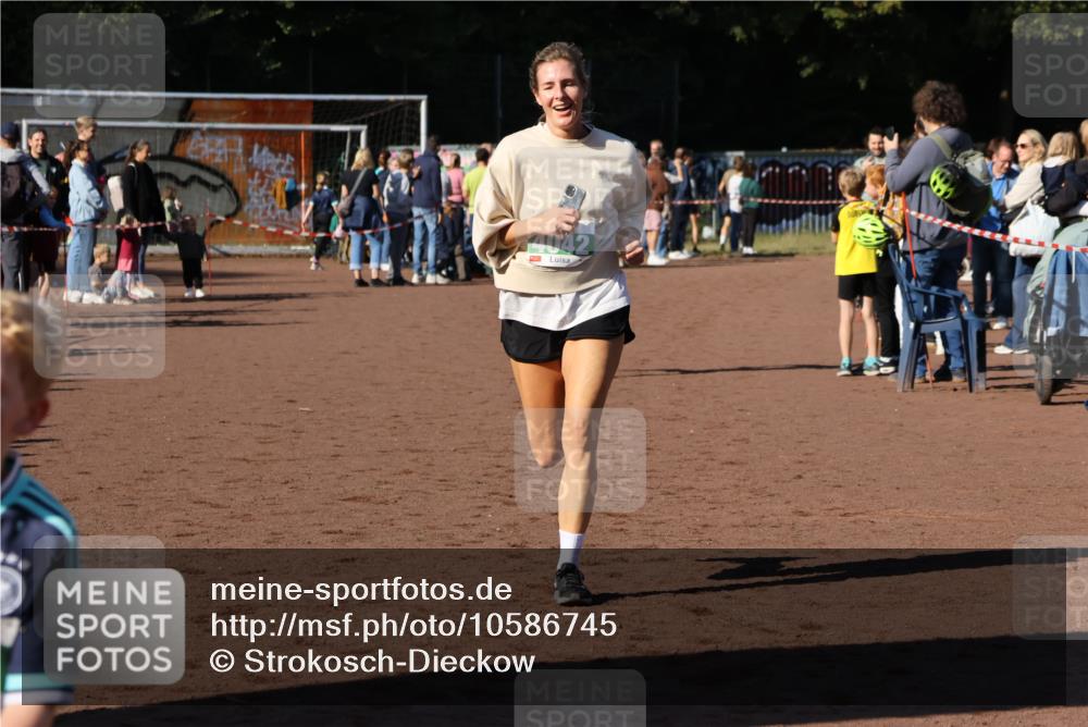 27.09.2026 - 35. Volkslauf durch das schöne Alstertal Strokosch-Dieckow http://msf.ph/oto/10586745 27.09.2026 11:00:58 Ziel 4040, 4042, 4115 meine-sportfotos.de