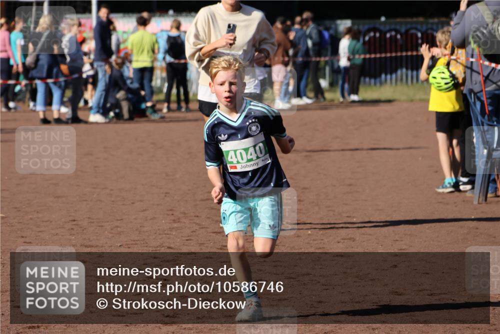 27.09.2026 - 35. Volkslauf durch das schöne Alstertal Strokosch-Dieckow http://msf.ph/oto/10586746 27.09.2026 11:00:55 Ziel 4040, 4042, 4115 meine-sportfotos.de