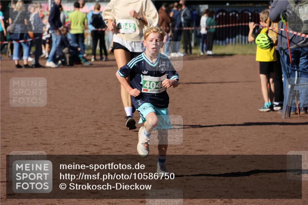 27.09.2026 - 35. Volkslauf durch das schöne Alstertal Strokosch-Dieckow http://msf.ph/oto/10586750 27.09.2026 11:00:55 Ziel 4040, 4042, 4115 meine-sportfotos.de