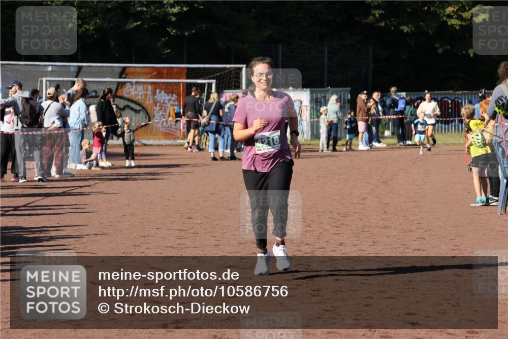 27.09.2026 - 35. Volkslauf durch das schöne Alstertal Strokosch-Dieckow http://msf.ph/oto/10586756 27.09.2026 11:00:44 Ziel 4216 meine-sportfotos.de