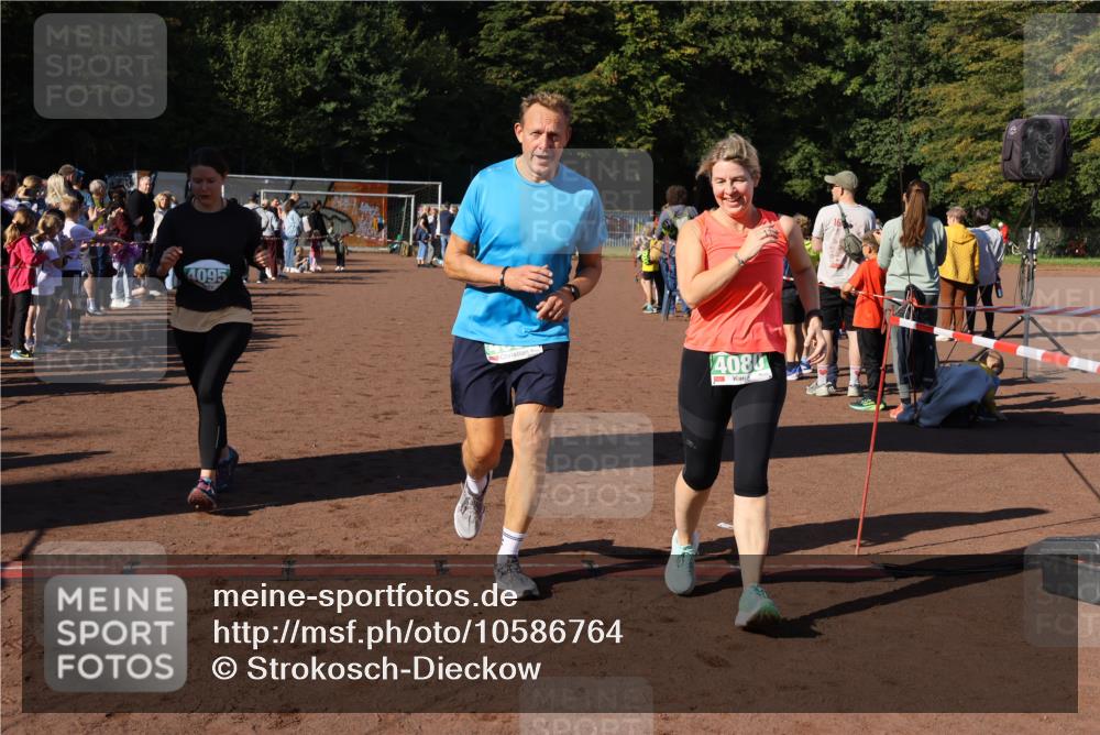 27.09.2026 - 35. Volkslauf durch das schöne Alstertal Strokosch-Dieckow http://msf.ph/oto/10586764 27.09.2026 11:00:31 Ziel 4041, 4080, 4093, 4095 meine-sportfotos.de