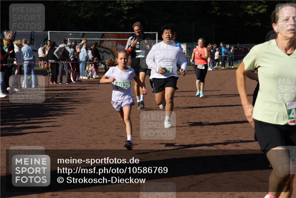 27.09.2026 - 35. Volkslauf durch das schöne Alstertal Strokosch-Dieckow http://msf.ph/oto/10586769 27.09.2026 11:00:25 Ziel 4039, 4041, 4080, 4093, 4095, 4153, 4161, 4179 meine-sportfotos.de