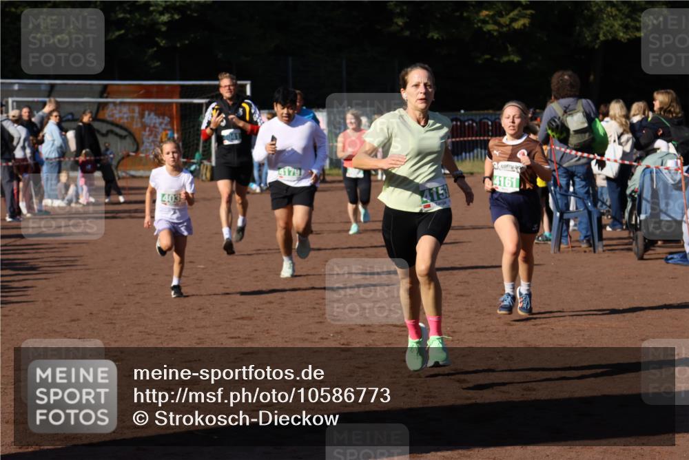 27.09.2026 - 35. Volkslauf durch das schöne Alstertal Strokosch-Dieckow http://msf.ph/oto/10586773 27.09.2026 11:00:23 Ziel 4039, 4041, 4080, 4093, 4095, 4153, 4161, 4179 meine-sportfotos.de