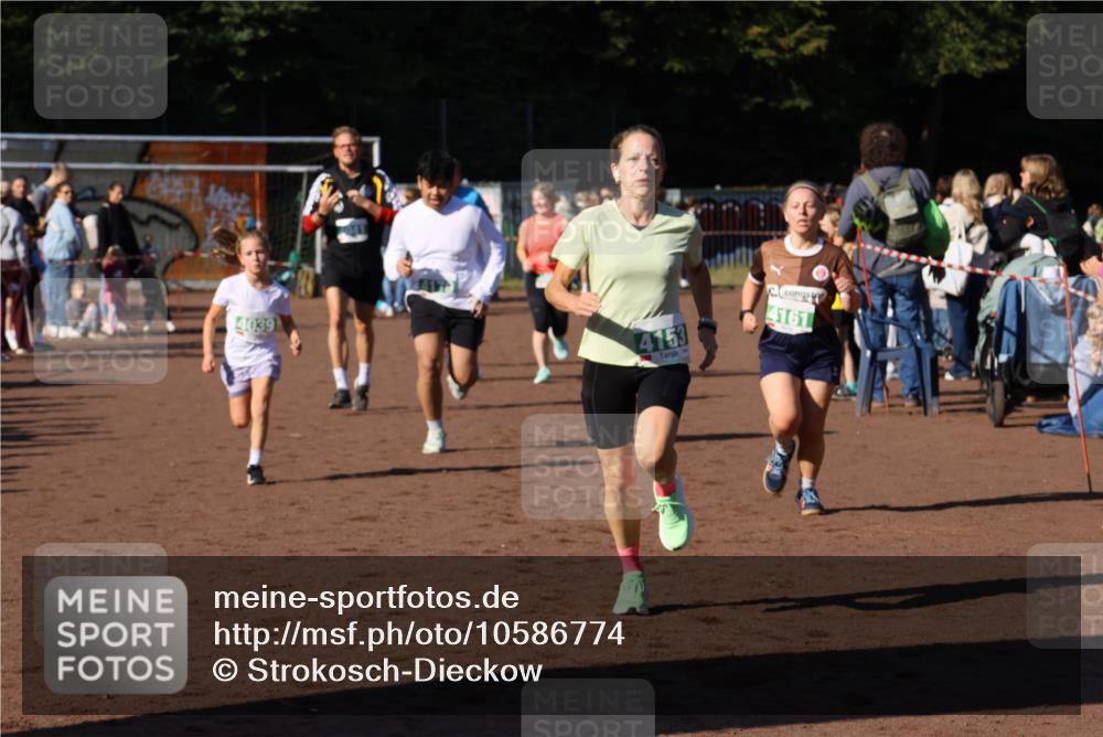 27.09.2026 - 35. Volkslauf durch das schöne Alstertal Strokosch-Dieckow http://msf.ph/oto/10586774 27.09.2026 11:00:23 Ziel 4039, 4041, 4080, 4093, 4095, 4153, 4161, 4179 meine-sportfotos.de