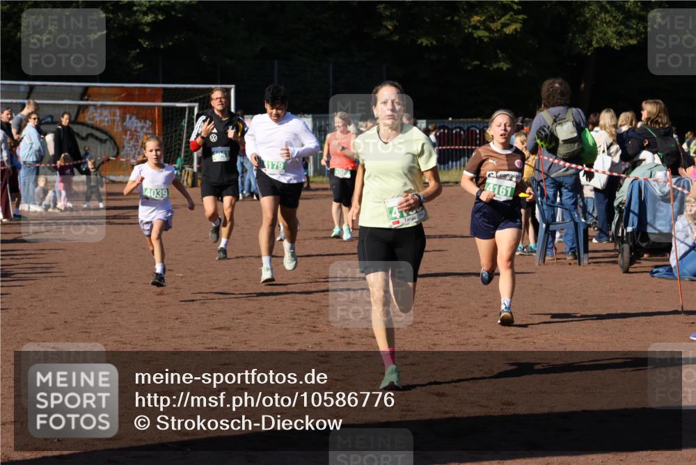 27.09.2026 - 35. Volkslauf durch das schöne Alstertal Strokosch-Dieckow http://msf.ph/oto/10586776 27.09.2026 11:00:23 Ziel 4039, 4041, 4080, 4093, 4095, 4153, 4161, 4179 meine-sportfotos.de