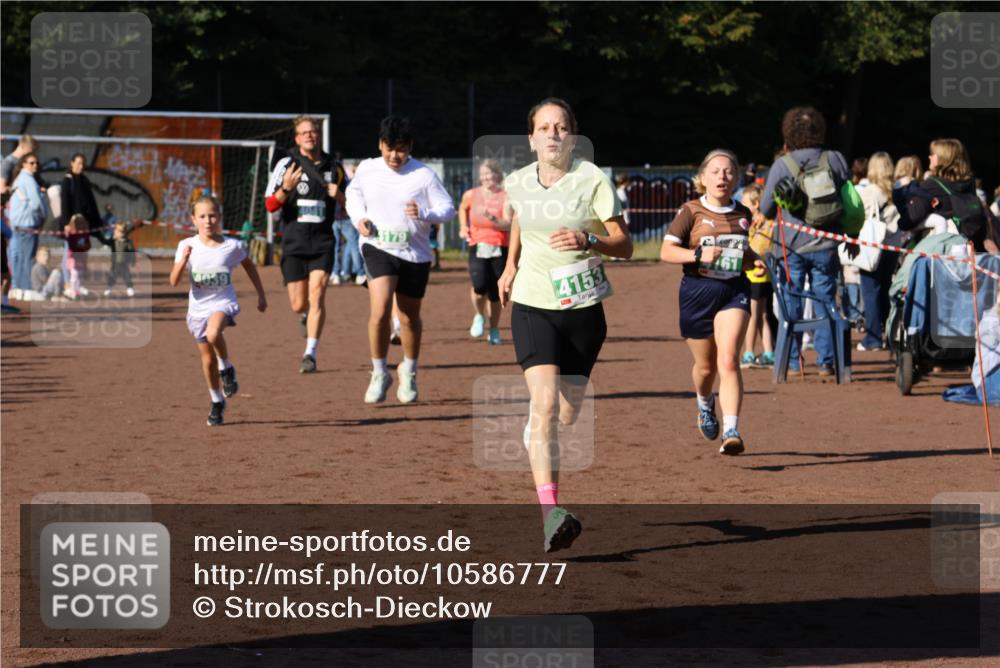 27.09.2026 - 35. Volkslauf durch das schöne Alstertal Strokosch-Dieckow http://msf.ph/oto/10586777 27.09.2026 11:00:22 Ziel 4039, 4041, 4080, 4093, 4095, 4153, 4161, 4179 meine-sportfotos.de