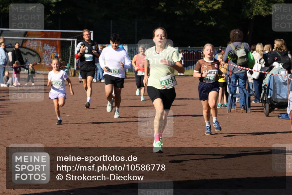 27.09.2026 - 35. Volkslauf durch das schöne Alstertal Strokosch-Dieckow http://msf.ph/oto/10586778 27.09.2026 11:00:22 Ziel 4039, 4041, 4080, 4093, 4095, 4153, 4161, 4179 meine-sportfotos.de
