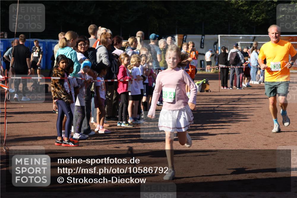27.09.2026 - 35. Volkslauf durch das schöne Alstertal Strokosch-Dieckow http://msf.ph/oto/10586792 27.09.2026 10:59:56 Ziel 4117, 4130, 4134, 4159, 4160 meine-sportfotos.de