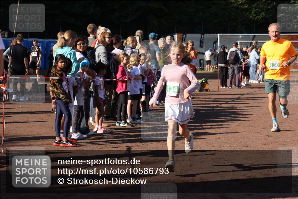 27.09.2026 - 35. Volkslauf durch das schöne Alstertal Strokosch-Dieckow http://msf.ph/oto/10586793 27.09.2026 10:59:56 Ziel 4117, 4130, 4134, 4159, 4160 meine-sportfotos.de