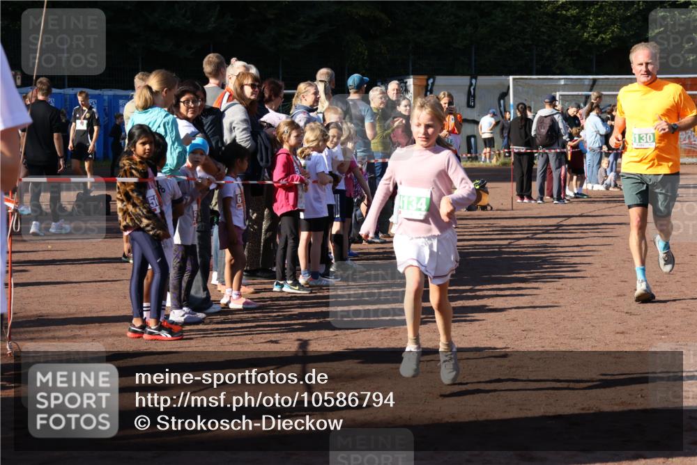 27.09.2026 - 35. Volkslauf durch das schöne Alstertal Strokosch-Dieckow http://msf.ph/oto/10586794 27.09.2026 10:59:56 Ziel 4117, 4130, 4134, 4159, 4160 meine-sportfotos.de