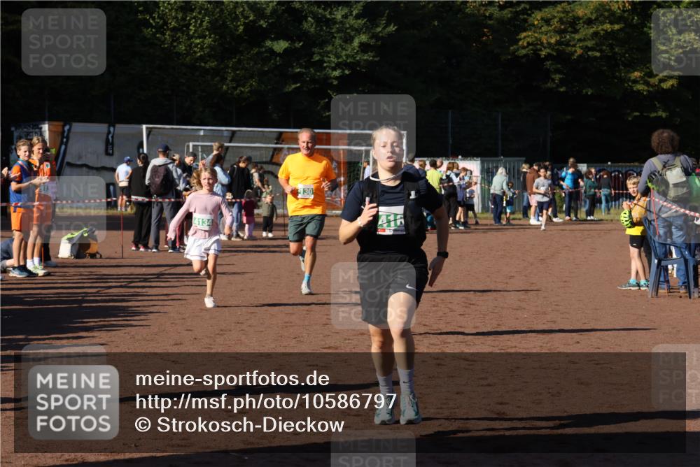 27.09.2026 - 35. Volkslauf durch das schöne Alstertal Strokosch-Dieckow http://msf.ph/oto/10586797 27.09.2026 10:59:53 Ziel 4117, 4130, 4134, 4155, 4159, 4160 meine-sportfotos.de