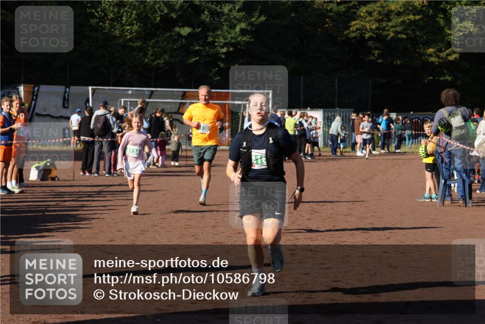 27.09.2026 - 35. Volkslauf durch das schöne Alstertal Strokosch-Dieckow http://msf.ph/oto/10586798 27.09.2026 10:59:53 Ziel 4117, 4130, 4134, 4155, 4159, 4160 meine-sportfotos.de