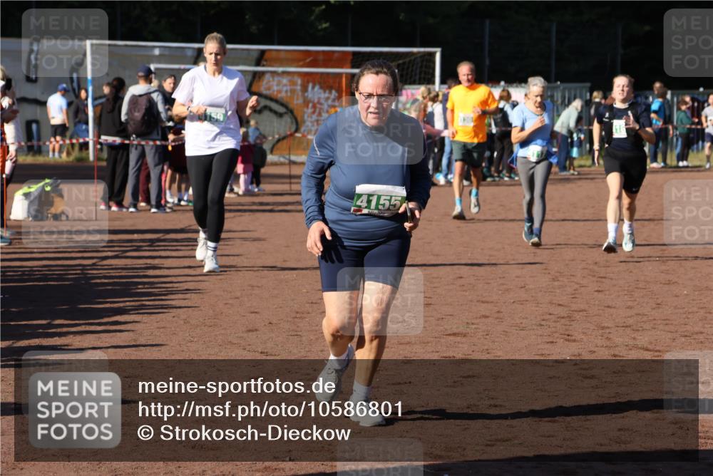 27.09.2026 - 35. Volkslauf durch das schöne Alstertal Strokosch-Dieckow http://msf.ph/oto/10586801 27.09.2026 10:59:50 Ziel 4117, 4130, 4134, 4155, 4159, 4160 meine-sportfotos.de