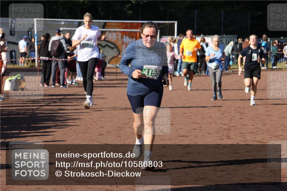 27.09.2026 - 35. Volkslauf durch das schöne Alstertal Strokosch-Dieckow http://msf.ph/oto/10586803 27.09.2026 10:59:50 Ziel 4117, 4130, 4134, 4155, 4159, 4160 meine-sportfotos.de