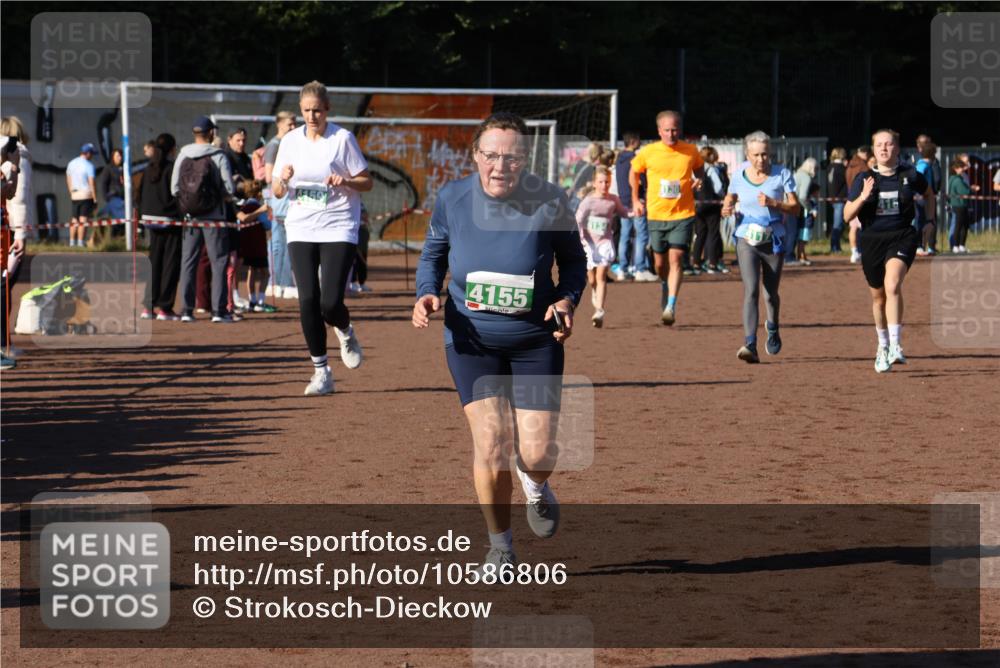 27.09.2026 - 35. Volkslauf durch das schöne Alstertal Strokosch-Dieckow http://msf.ph/oto/10586806 27.09.2026 10:59:50 Ziel 4117, 4130, 4134, 4155, 4159, 4160 meine-sportfotos.de