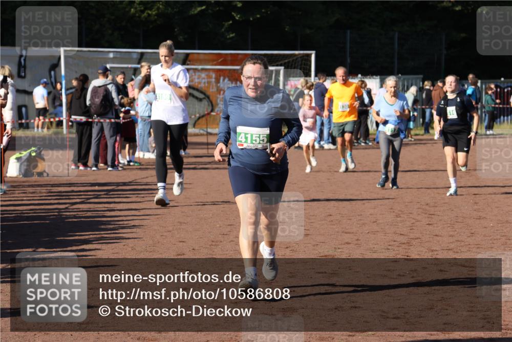 27.09.2026 - 35. Volkslauf durch das schöne Alstertal Strokosch-Dieckow http://msf.ph/oto/10586808 27.09.2026 10:59:50 Ziel 4117, 4130, 4134, 4155, 4159, 4160 meine-sportfotos.de
