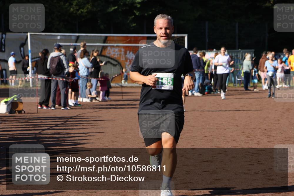 27.09.2026 - 35. Volkslauf durch das schöne Alstertal Strokosch-Dieckow http://msf.ph/oto/10586811 27.09.2026 10:59:43 Ziel 4155, 4165, 4235 meine-sportfotos.de