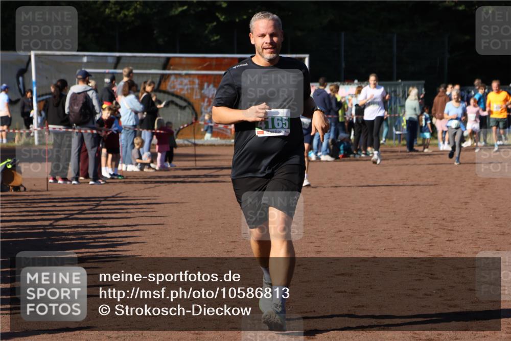 27.09.2026 - 35. Volkslauf durch das schöne Alstertal Strokosch-Dieckow http://msf.ph/oto/10586813 27.09.2026 10:59:42 Ziel 4155, 4165, 4235 meine-sportfotos.de