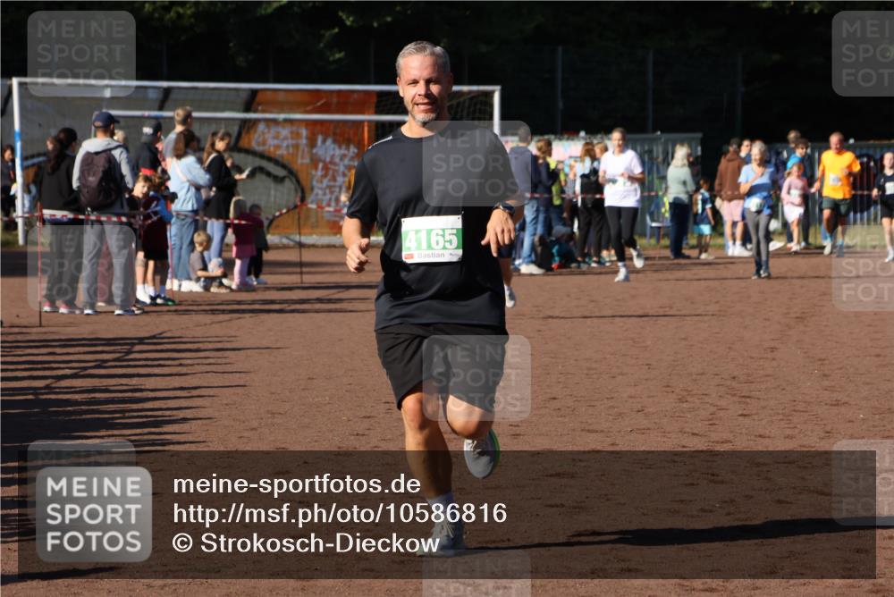 27.09.2026 - 35. Volkslauf durch das schöne Alstertal Strokosch-Dieckow http://msf.ph/oto/10586816 27.09.2026 10:59:42 Ziel 4155, 4165, 4235 meine-sportfotos.de