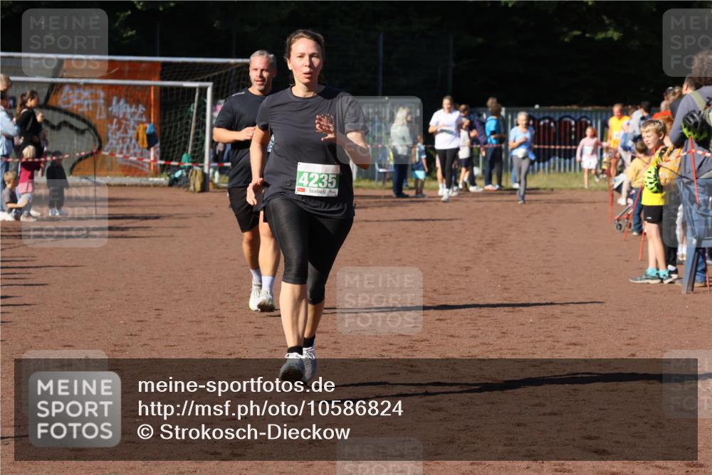 27.09.2026 - 35. Volkslauf durch das schöne Alstertal Strokosch-Dieckow http://msf.ph/oto/10586824 27.09.2026 10:59:40 Ziel 4047, 4049, 4165, 4235 meine-sportfotos.de