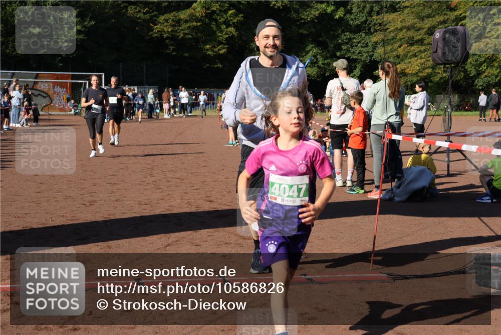 27.09.2026 - 35. Volkslauf durch das schöne Alstertal Strokosch-Dieckow http://msf.ph/oto/10586826 27.09.2026 10:59:38 Ziel 4047, 4049, 4165, 4235 meine-sportfotos.de