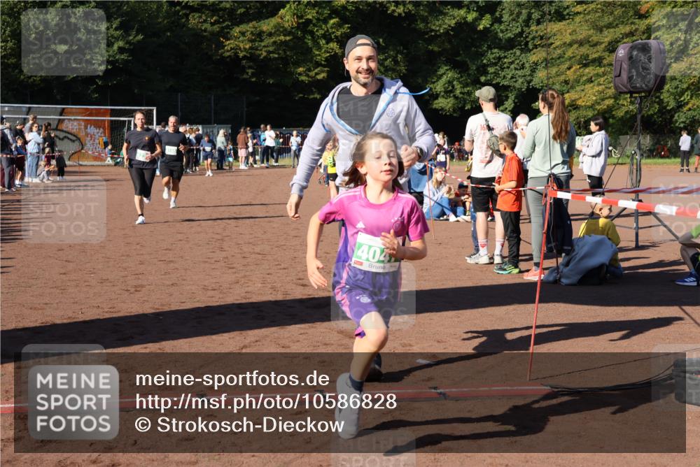 27.09.2026 - 35. Volkslauf durch das schöne Alstertal Strokosch-Dieckow http://msf.ph/oto/10586828 27.09.2026 10:59:38 Ziel 4047, 4049, 4165, 4235 meine-sportfotos.de