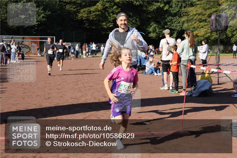 27.09.2026 - 35. Volkslauf durch das schöne Alstertal Strokosch-Dieckow http://msf.ph/oto/10586829 27.09.2026 10:59:38 Ziel 4047, 4049, 4165, 4235 meine-sportfotos.de