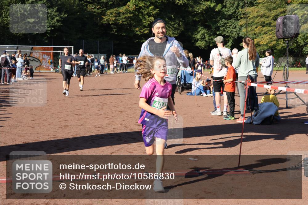 27.09.2026 - 35. Volkslauf durch das schöne Alstertal Strokosch-Dieckow http://msf.ph/oto/10586830 27.09.2026 10:59:37 Ziel 4047, 4049, 4165, 4235 meine-sportfotos.de