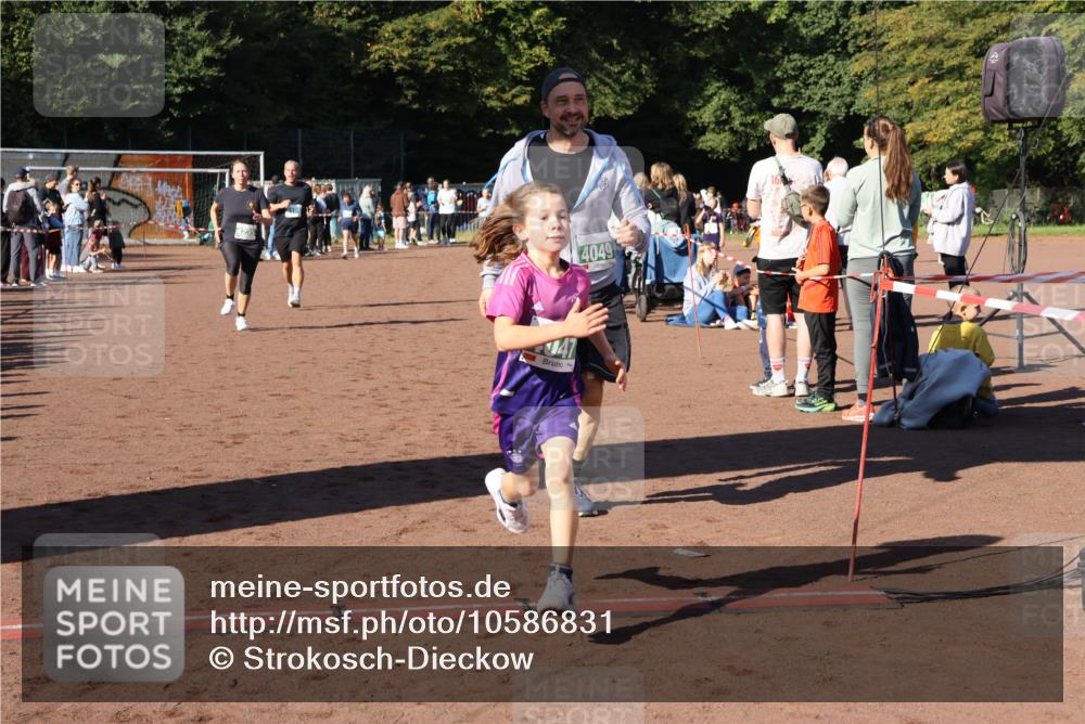 27.09.2026 - 35. Volkslauf durch das schöne Alstertal Strokosch-Dieckow http://msf.ph/oto/10586831 27.09.2026 10:59:37 Ziel 4047, 4049, 4165, 4235 meine-sportfotos.de