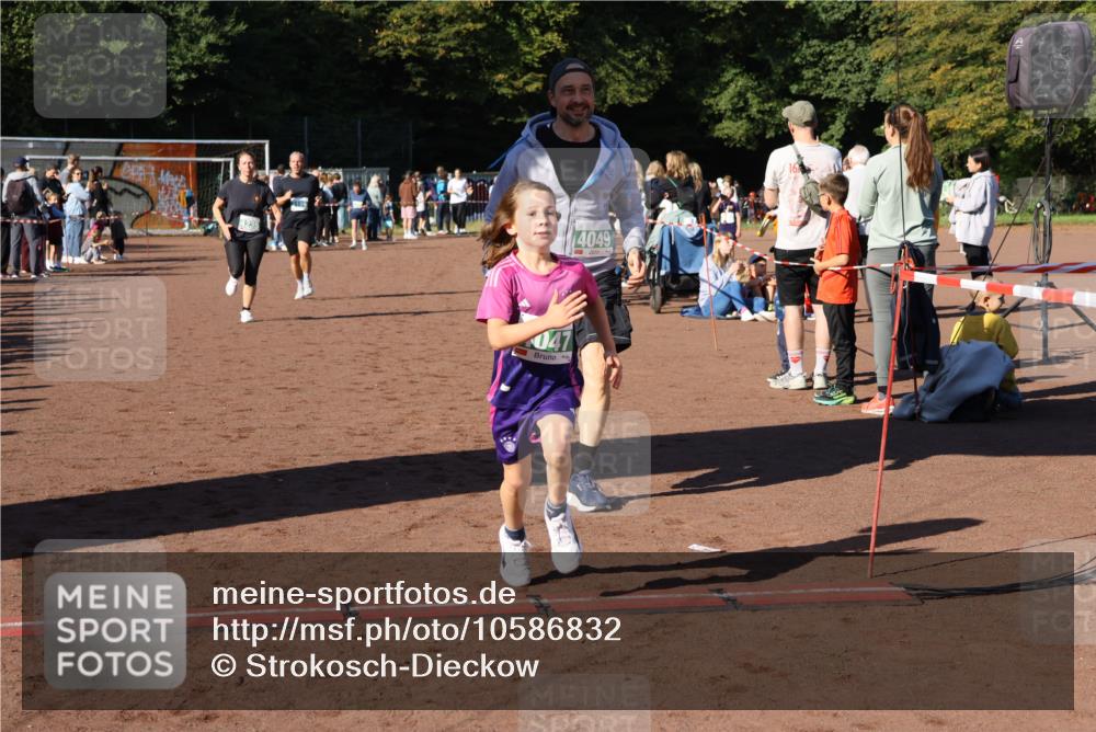 27.09.2026 - 35. Volkslauf durch das schöne Alstertal Strokosch-Dieckow http://msf.ph/oto/10586832 27.09.2026 10:59:37 Ziel 4047, 4049, 4165, 4235 meine-sportfotos.de