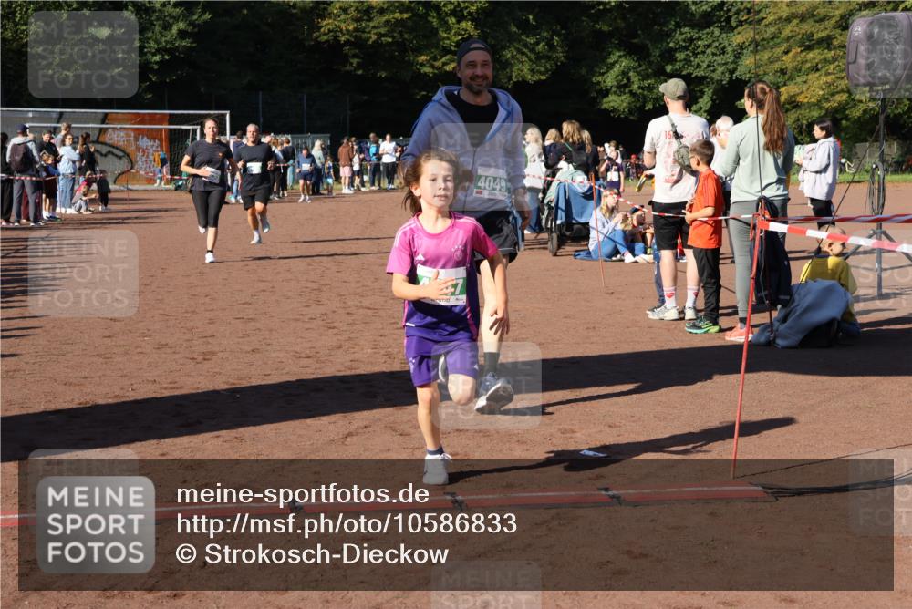 27.09.2026 - 35. Volkslauf durch das schöne Alstertal Strokosch-Dieckow http://msf.ph/oto/10586833 27.09.2026 10:59:37 Ziel 4047, 4049, 4165, 4235 meine-sportfotos.de
