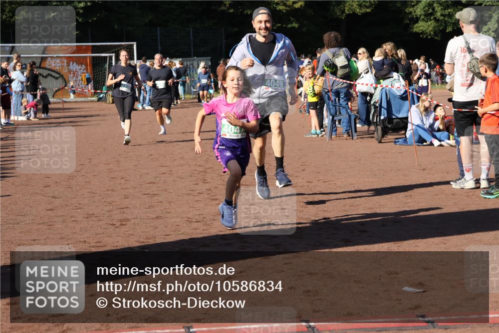 27.09.2026 - 35. Volkslauf durch das schöne Alstertal Strokosch-Dieckow http://msf.ph/oto/10586834 27.09.2026 10:59:37 Ziel 4047, 4049, 4165, 4235 meine-sportfotos.de