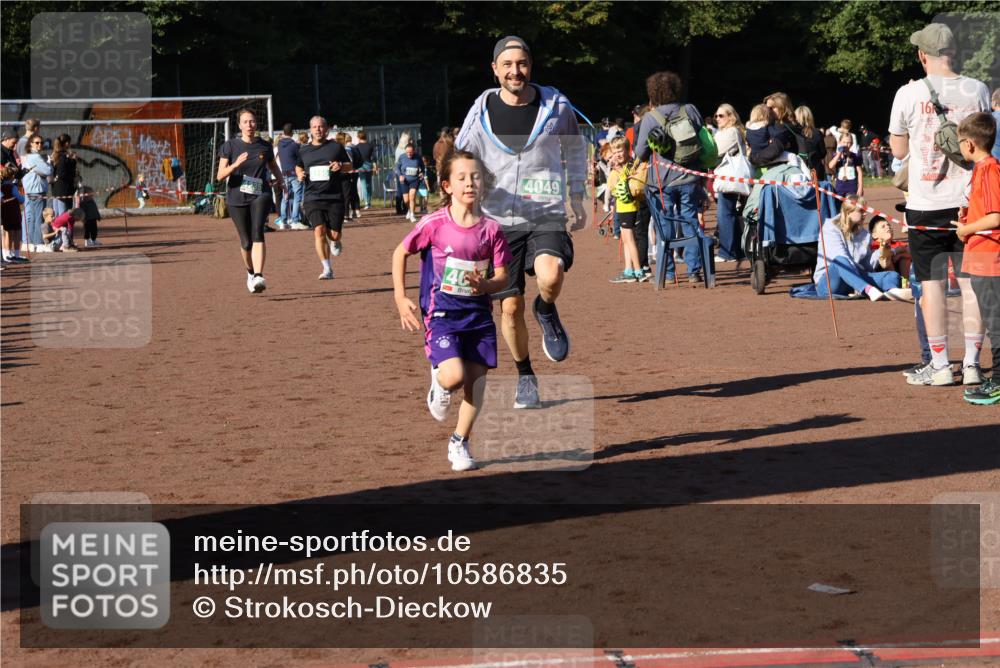 27.09.2026 - 35. Volkslauf durch das schöne Alstertal Strokosch-Dieckow http://msf.ph/oto/10586835 27.09.2026 10:59:36 Ziel 4047, 4049, 4165, 4235 meine-sportfotos.de