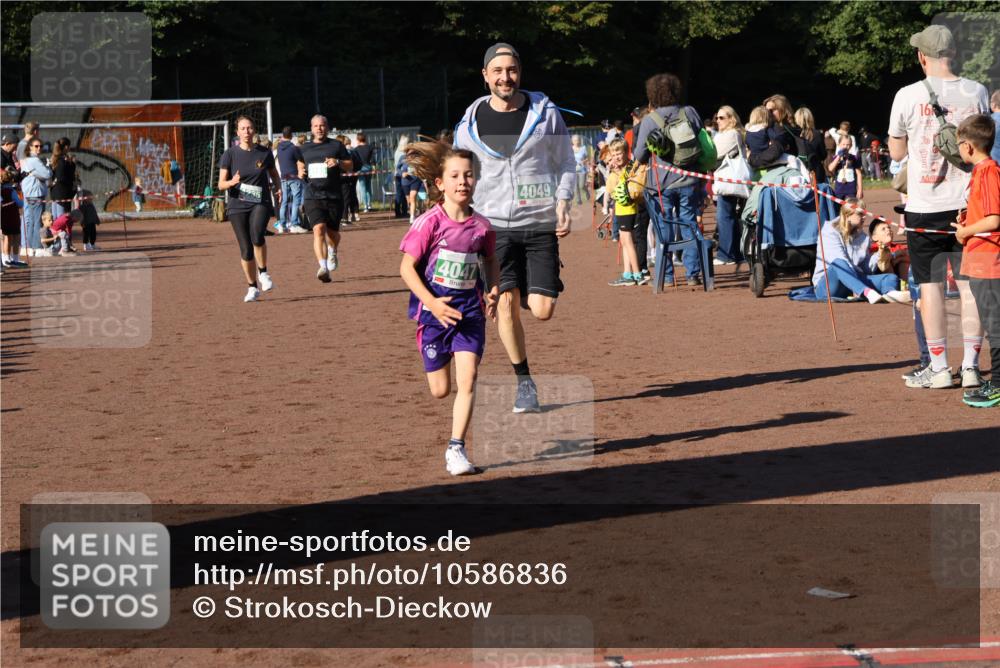 27.09.2026 - 35. Volkslauf durch das schöne Alstertal Strokosch-Dieckow http://msf.ph/oto/10586836 27.09.2026 10:59:36 Ziel 4047, 4049, 4165, 4235 meine-sportfotos.de