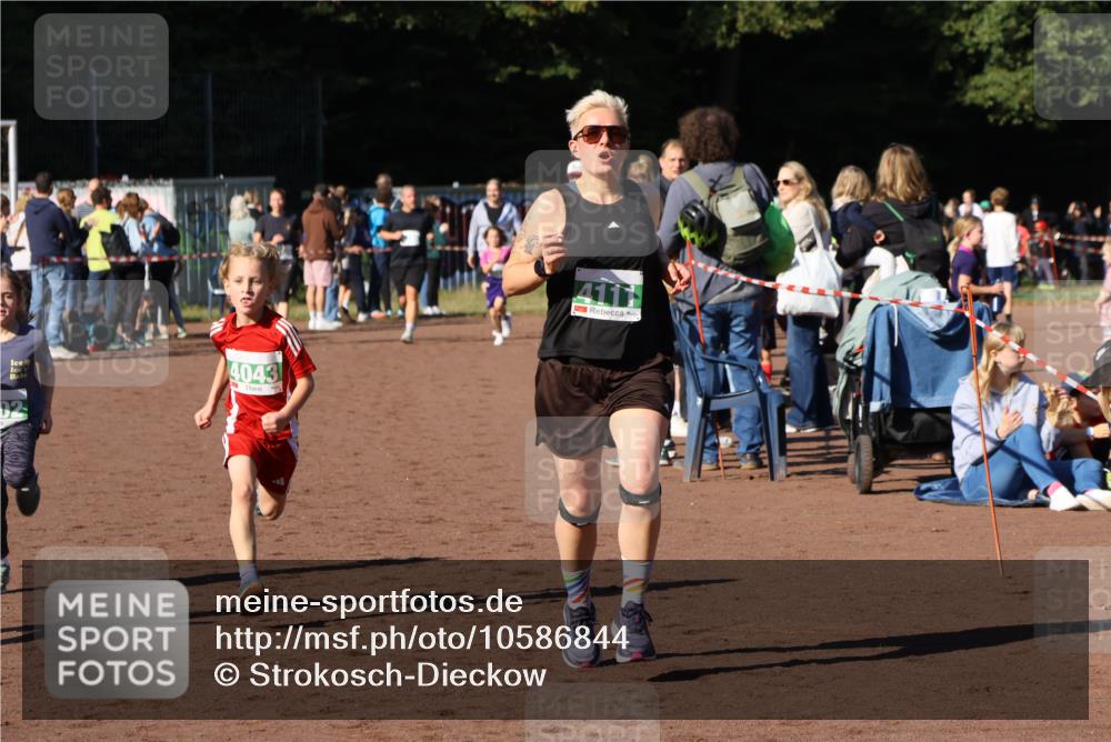 27.09.2026 - 35. Volkslauf durch das schöne Alstertal Strokosch-Dieckow http://msf.ph/oto/10586844 27.09.2026 10:59:28 Ziel 4043, 4047, 4109, 4111, 4185, 4202, 4203 meine-sportfotos.de