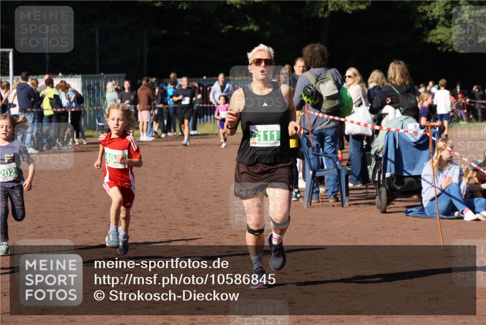 27.09.2026 - 35. Volkslauf durch das schöne Alstertal Strokosch-Dieckow http://msf.ph/oto/10586845 27.09.2026 10:59:28 Ziel 4043, 4047, 4109, 4111, 4185, 4202, 4203 meine-sportfotos.de