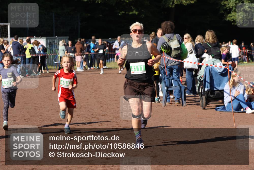 27.09.2026 - 35. Volkslauf durch das schöne Alstertal Strokosch-Dieckow http://msf.ph/oto/10586846 27.09.2026 10:59:28 Ziel 4043, 4047, 4109, 4111, 4185, 4202, 4203 meine-sportfotos.de