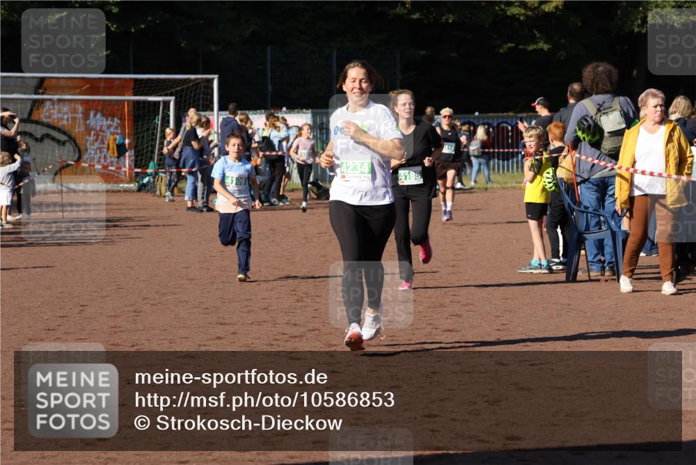 27.09.2026 - 35. Volkslauf durch das schöne Alstertal Strokosch-Dieckow http://msf.ph/oto/10586853 27.09.2026 10:59:21 Ziel 4043, 4109, 4111, 4185, 4203, 4234 meine-sportfotos.de