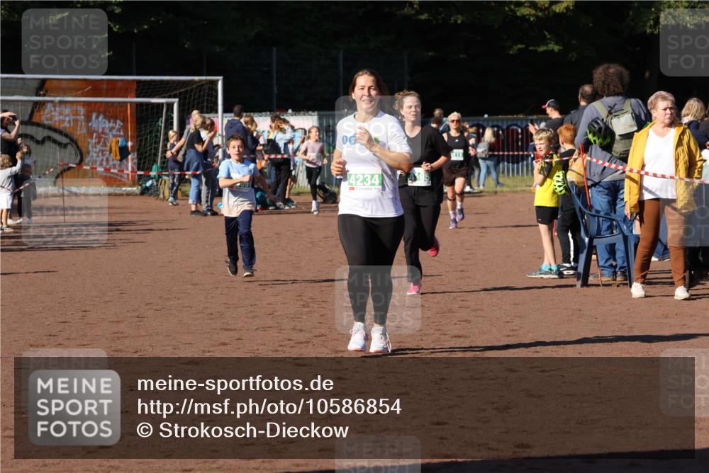 27.09.2026 - 35. Volkslauf durch das schöne Alstertal Strokosch-Dieckow http://msf.ph/oto/10586854 27.09.2026 10:59:20 Ziel 4109, 4185, 4234 meine-sportfotos.de