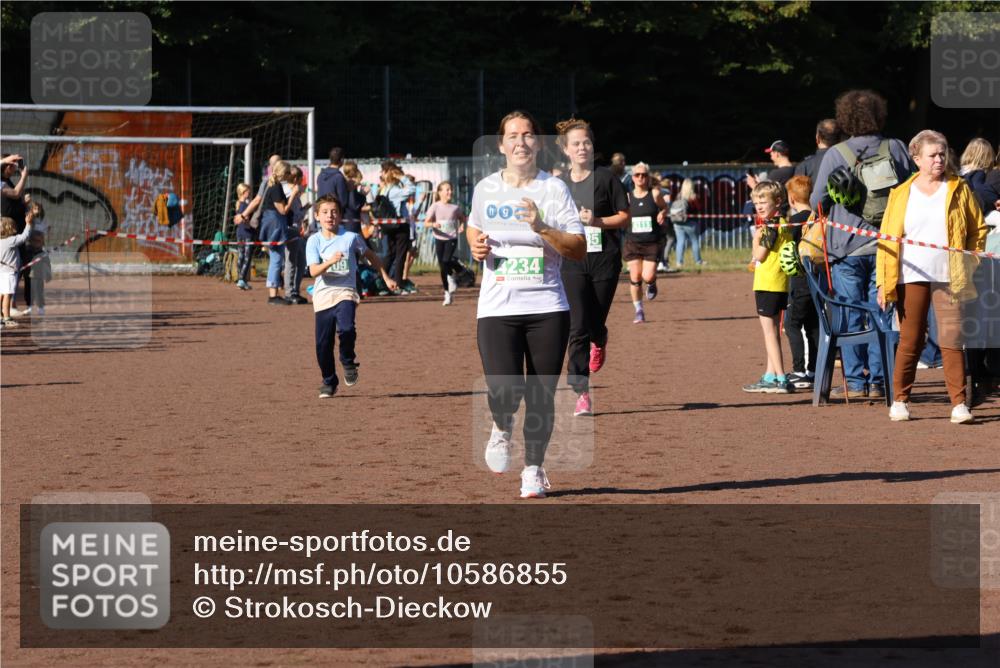 27.09.2026 - 35. Volkslauf durch das schöne Alstertal Strokosch-Dieckow http://msf.ph/oto/10586855 27.09.2026 10:59:20 Ziel 4109, 4185, 4234 meine-sportfotos.de
